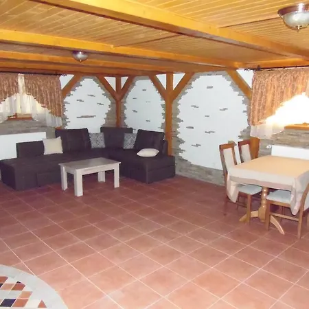 Otel Tourist Complex Karina Polyana (Transcarpathia)